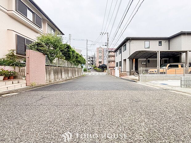 前面道路含む現地写真『快適』は「家」と「街」と「環境」が調和した時に訪れるだと改めて感じさせてくれます。