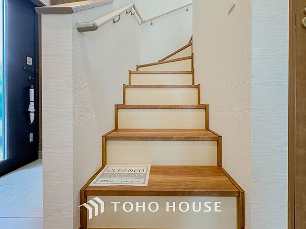 各フロアを結ぶ階段。集いの空間と一人の時間を楽しむプライベートルームをバランスよく繋いでいます。