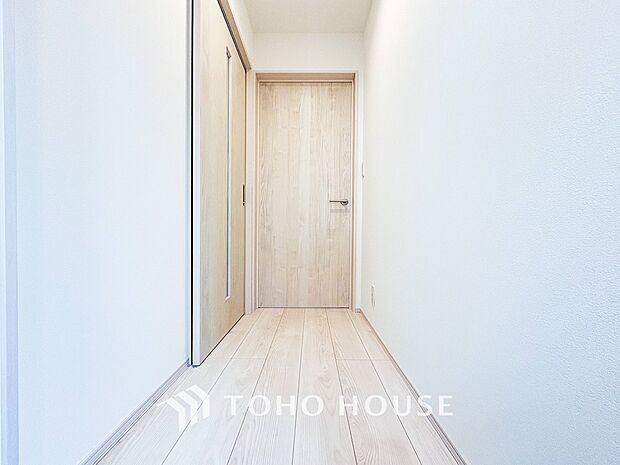 上質感漂う廊下。居住者の帰り、訪れる方を優しく迎え安らぎに満ちた生活空間を予感させます。