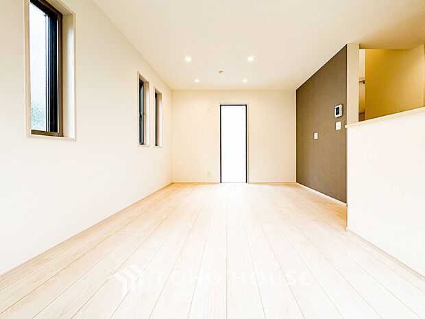 明るく開放的な空間が広がるLDK。室内には豊かな陽光が注ぎ込み、爽やかな住空間を演出。