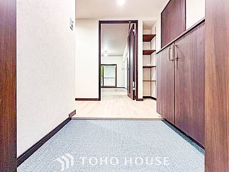 居住者の帰り、訪れる方を優しく迎えてくれる玄関です。