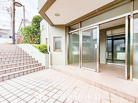 前面道路含む現地写真『快適』は「家」と「街」と「環境」が調和した時に訪れるだと改めて感じさせてくれます。