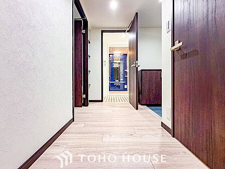 上質感漂う廊下。居住者の帰り、訪れる方を優しく迎え安らぎに満ちた生活空間を予感させます。