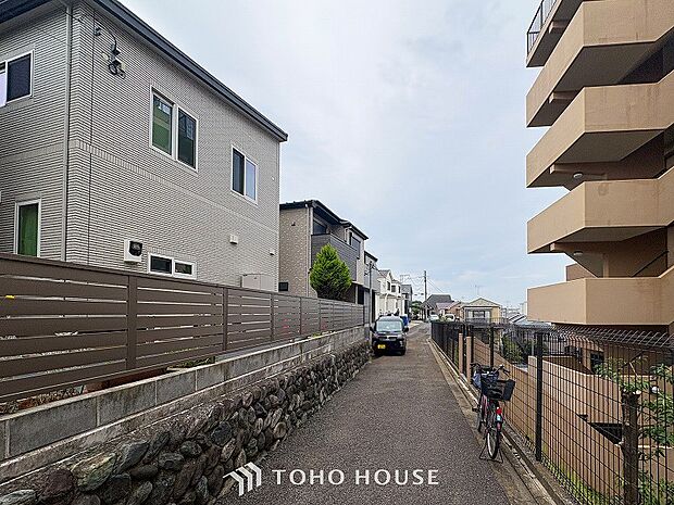 前面道路含む現地写真『快適』は「家」と「街」と「環境」が調和した時に訪れるだと改めて感じさせてくれます。