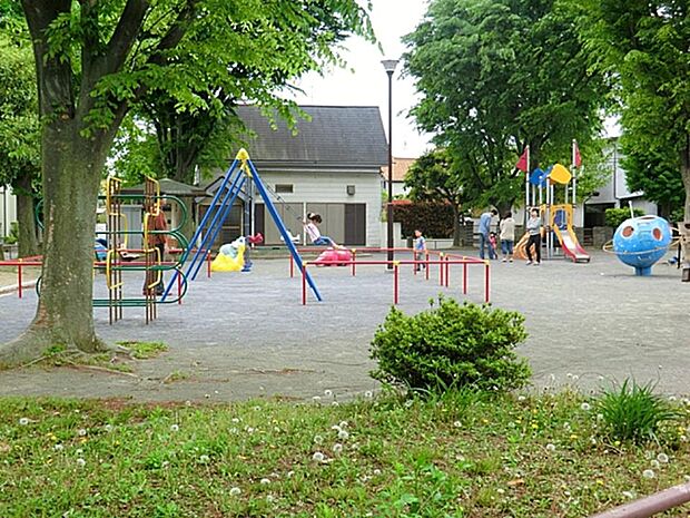 住宅街に立地する見通しの良い公園。ブランコやお砂場もあり、小さなお子様の遊び場におすすめです。