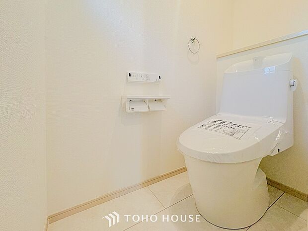 トイレはシンプルにホワイトで統一した温水洗浄付です。