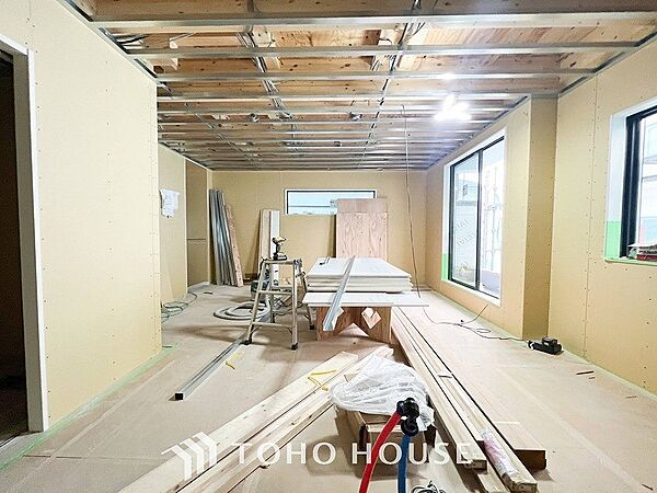 戸建てならではのリビング。落ち着いた色調のリビングは家族団欒の憩いの場所です。