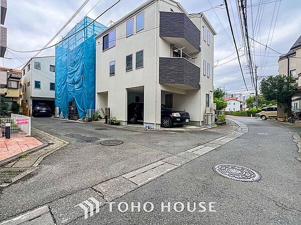 前面道路含む現地写真『快適』は「家」と「街」と「環境」が調和した時に訪れるだと改めて感じさせてくれます。