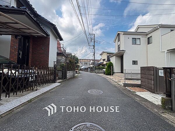 前面道路含む現地写真『快適』は「家」と「街」と「環境」が調和した時に訪れるだと改めて感じさせてくれます。