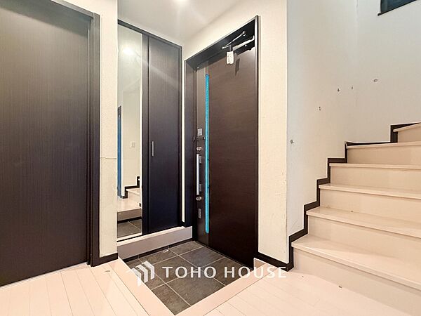 居住者の帰り、訪れる方を優しく迎えてくれる開放感のある玄関。