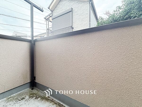 暮らしの中で光と風を演出してくれるバルコニー。