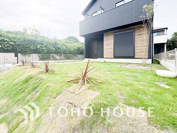 住む人や訪れる人やさしくエスコートする玄関アプローチ。