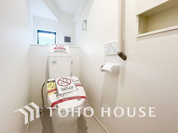 換気と明るさに配慮した清潔感溢れるトイレ。落ち着いた空間で安らぎのひとときをお過ごしいただけます。