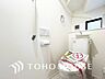 トイレ：換気と明るさに配慮した清潔感溢れるトイレ。落ち着いた空間で安らぎのひとときをお過ごしいただけます。