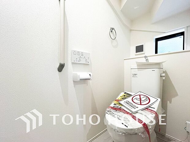 換気と明るさに配慮した清潔感溢れるトイレ。落ち着いた空間で安らぎのひとときをお過ごしいただけます。