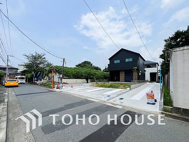 前面道路含む現地写真『快適』は「家」と「街」と「環境」が調和した時に訪れるだと改めて感じさせてくれます。