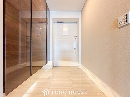 居住者の帰り、訪れる方を優しく迎えてくれる開放感のある玄関。