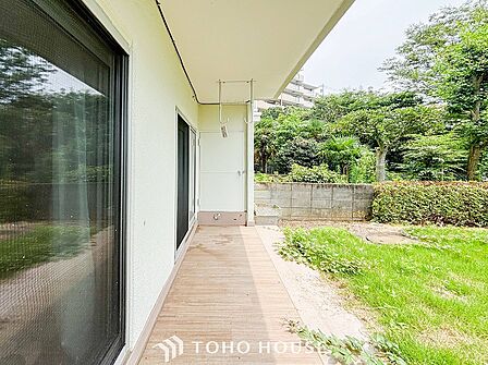 暮らしの中で光と風を演出してくれるバルコニー。
