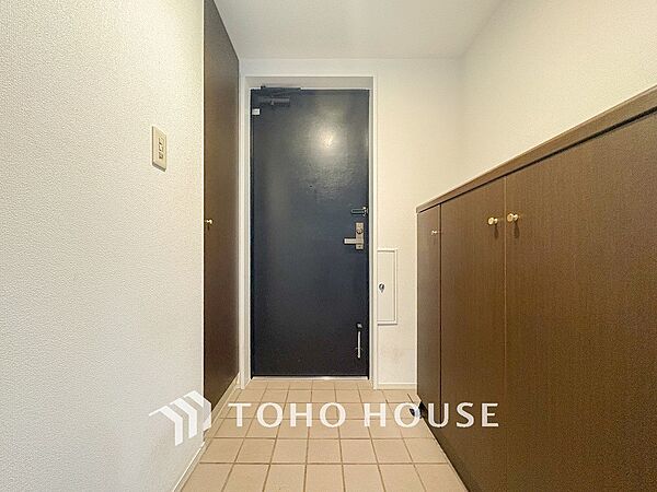 居住者の帰り、訪れる方を優しく迎えてくれる開放感のある玄関。