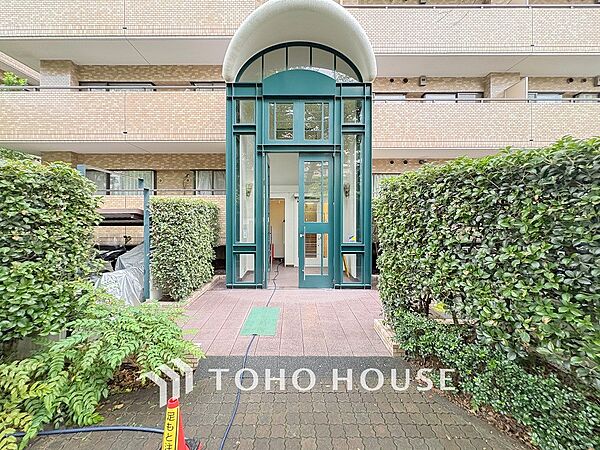 プライベート感が高まる、居住者を優しく迎え入れてくれるエントランス。