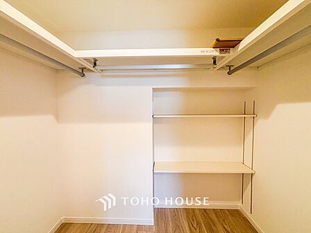 衣類だけでなく大きな荷物も収納でき、お部屋がすっきりします。