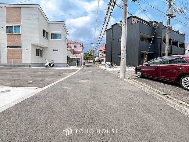 前面道路含む現地写真『快適』は「家」と「街」と「環境」が調和した時に訪れるだと改めて感じさせてくれます。