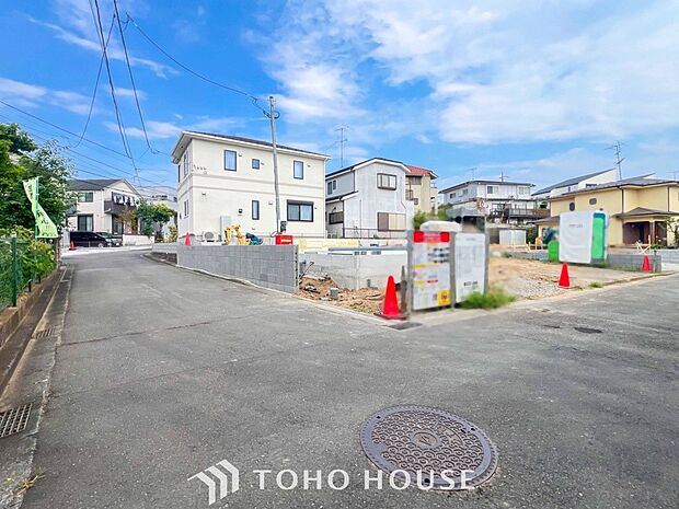 前面道路含む現地写真『快適』は「家」と「街」と「環境」が調和した時に訪れるだと改めて感じさせてくれます。