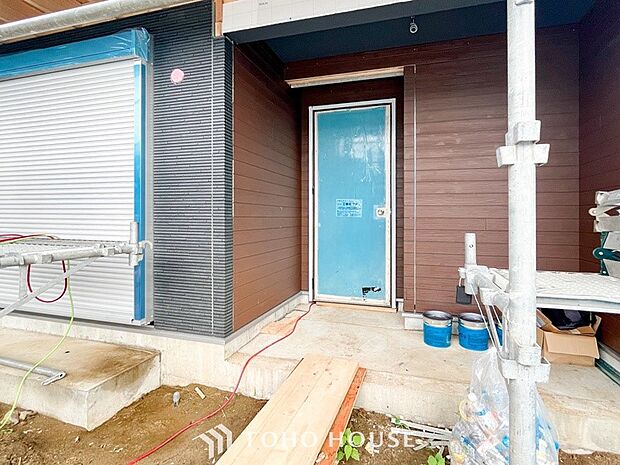 住む人や訪れる人やさしくエスコートする玄関アプローチ。