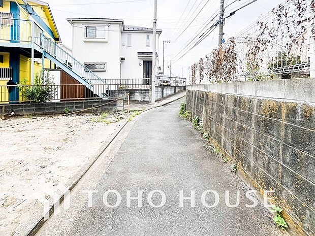 前面道路含む現地写真『快適』は「家」と「街」と「環境」が調和した時に訪れるだと改めて感じさせてくれます。