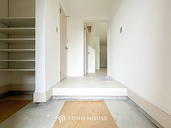 居住者の帰り、訪れる方を優しく迎えてくれる開放感のある玄関。
