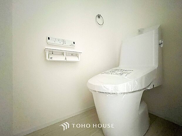 トイレはシンプルにホワイトで統一した温水洗浄付です。