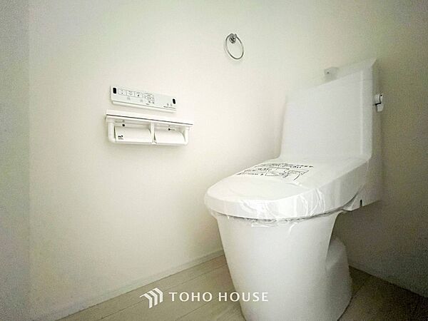 トイレはシンプルにホワイトで統一した温水洗浄付です。