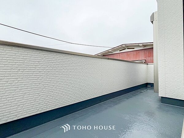 陽光とそよ風に触れることができるバルコニー。