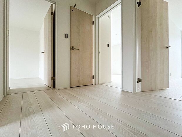 上質感漂う廊下。居住者の帰り、訪れる方を優しく迎え安らぎに満ちた生活空間を予感させます。