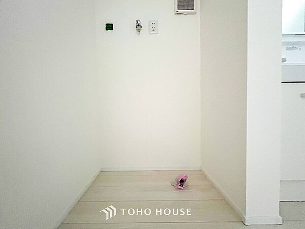 清潔感のあるカラーで統一されたランドリースペース。