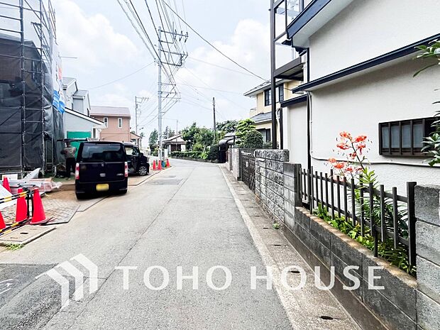 前面道路含む現地写真『快適』は「家」と「街」と「環境」が調和した時に訪れるだと改めて感じさせてくれます。