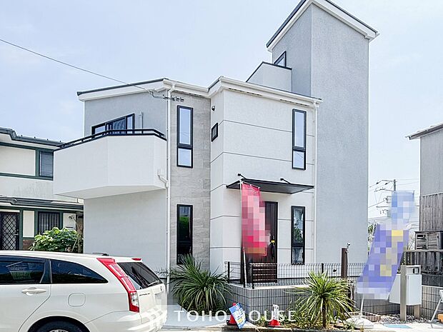 住む人や訪れる人やさしくエスコートする玄関アプローチ。