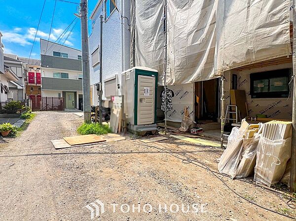 前面道路含む現地写真『快適』は「家」と「街」と「環境」が調和した時に訪れるだと改めて感じさせてくれます。