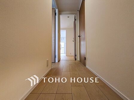 上質感漂う廊下。居住者の帰り、訪れる方を優しく迎える・安らぎに満ちた生活空間を予感させる。