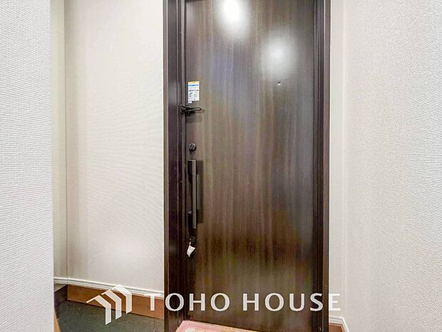 居住者の帰り、訪れる方を優しく迎えてくれる開放感のある玄関。