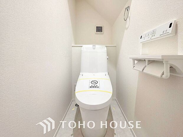 トイレはシンプルにホワイトで統一した温水洗浄付です。