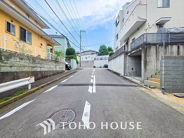 前面道路含む現地写真『快適』は「家」と「街」と「環境」が調和した時に訪れるだと改めて感じさせてくれます。