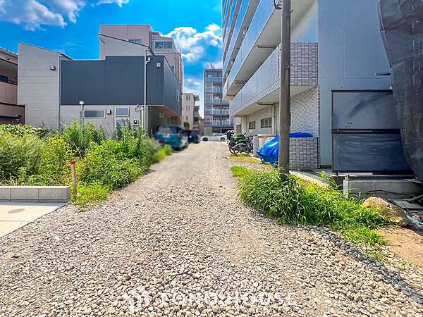 前面道路含む現地写真『快適』は「家」と「街」と「環境」が調和した時に訪れるだと改めて感じさせてくれます。