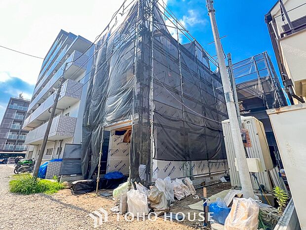 住む人を映し出す洗練された佇まいは、いつまでも輝き続けながらいつしか街の風景に溶け込んでいきます。