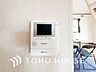 設備：誰が来てもわかる様にモニター付きインターホンを設置。快適と安らぎを合わせた優しい設計。