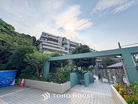 前面道路含む現地写真『快適』は「家」と「街」と「環境」が調和した時に訪れるだと改めて感じさせてくれます。
