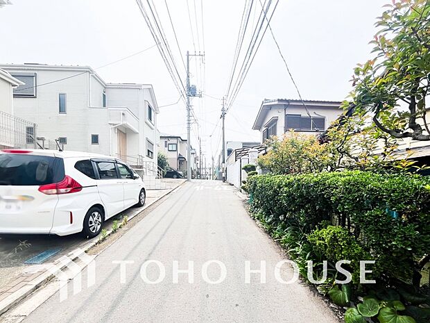 前面道路含む現地写真『快適』は「家」と「街」と「環境」が調和した時に訪れるだと改めて感じさせてくれます。