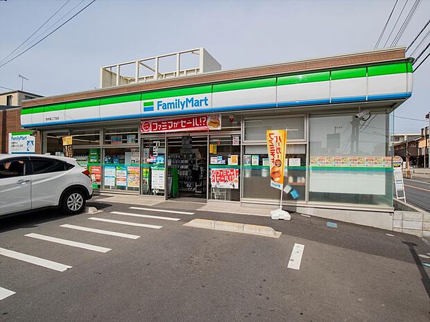 24時間営業。お弁当やお惣菜、パンなどをはじめ、生活用品、お酒なども取り揃えています。