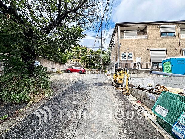 前面道路含む現地写真『快適』は「家」と「街」と「環境」が調和した時に訪れるだと改めて感じさせてくれます。