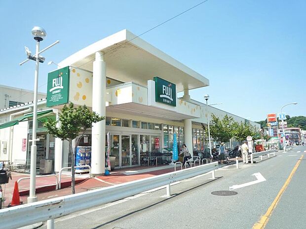 味自慢のお惣菜をはじめ、生鮮食品から安心安全な食料品、生活必需品をお値打ち価格で取り揃えています。